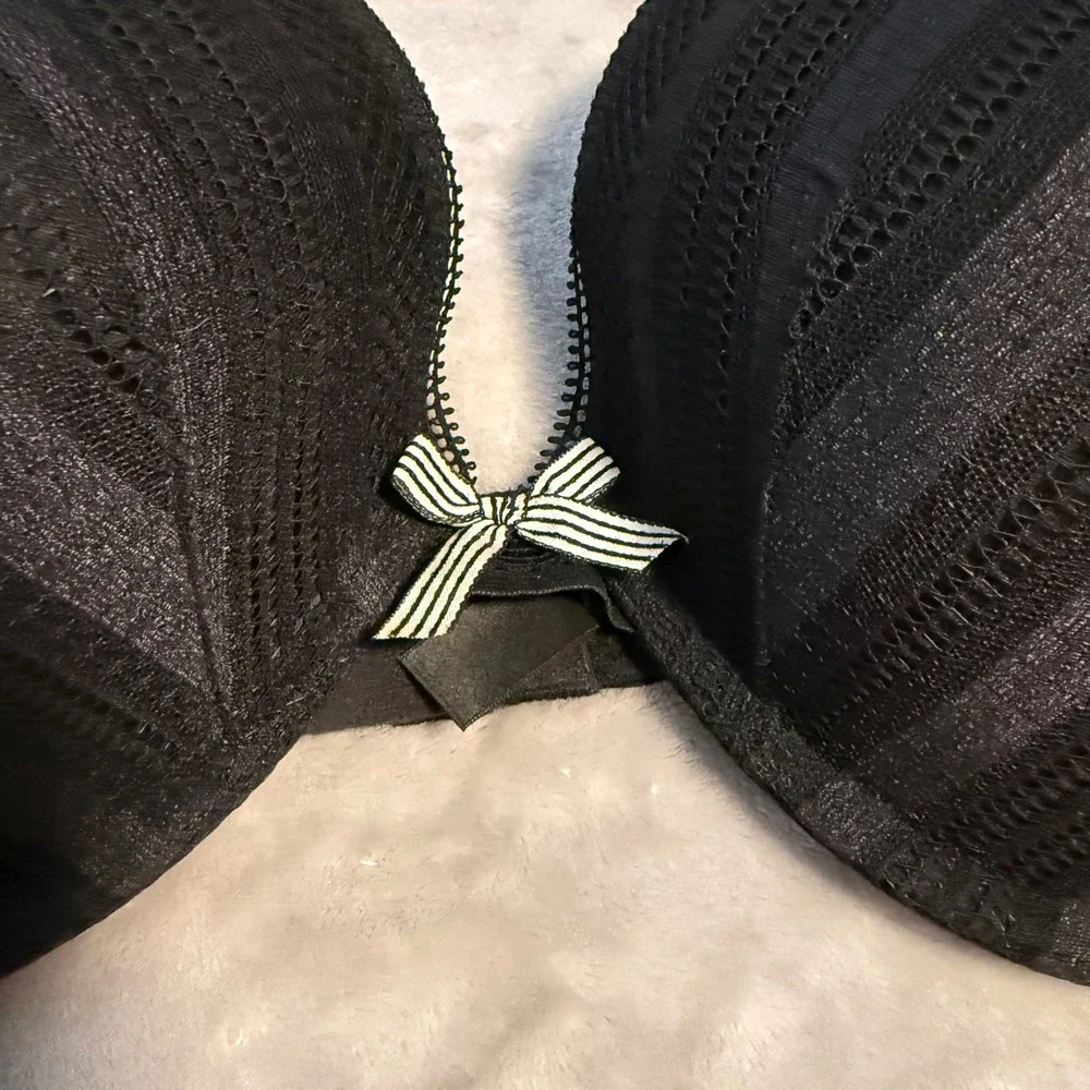 Victoria's Secret Push-Up Bra‎ Black Lace Stripe Bow 38D